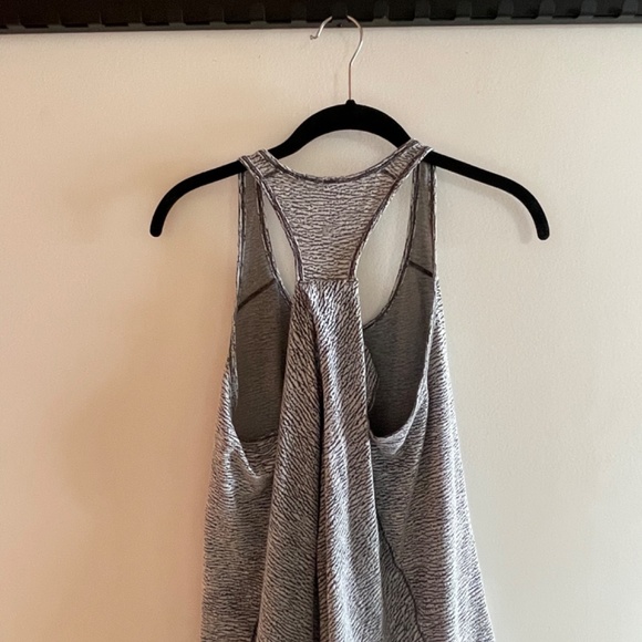 Lululemon essential tank size 6 - Picture 4 of 4